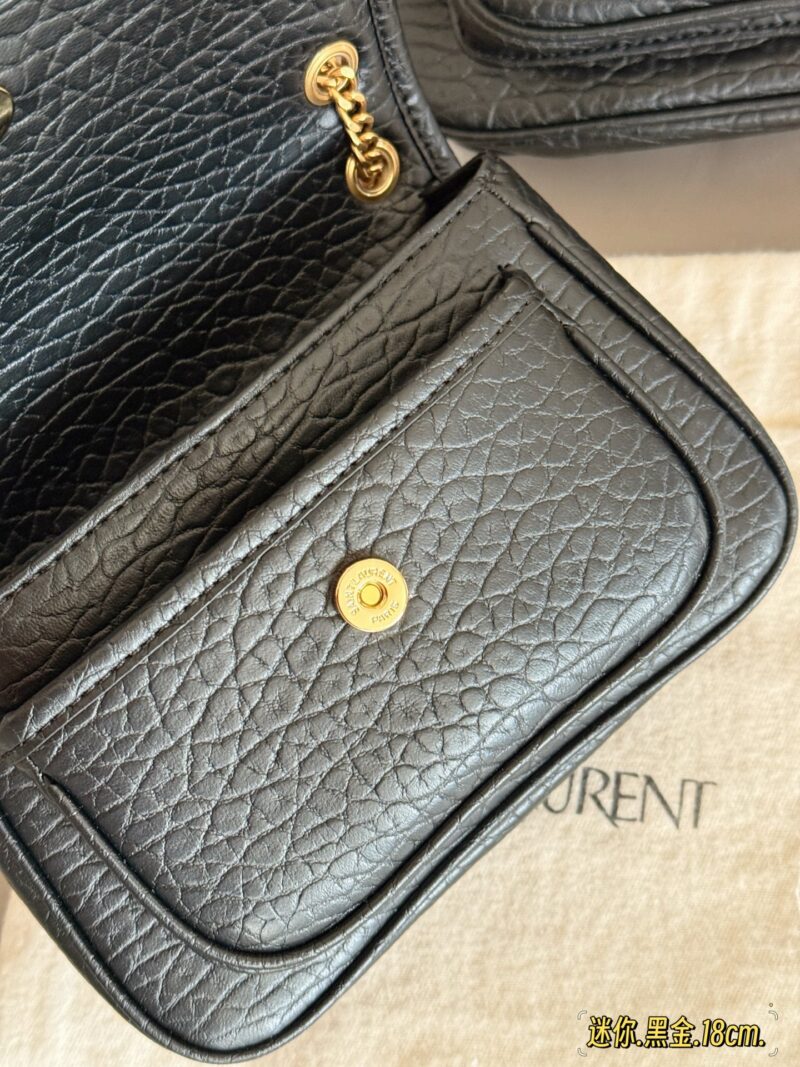 14bd7d4fff.jpg 220 without box
size:18*12cm
The long-awaited
Mini magic wand niki finally arrived
High order version Nikki
YSL Nikki leather material has a soft and sticky texture ??
Small body, large capacity. Two phones can be placed anywhere
Highly recomme...