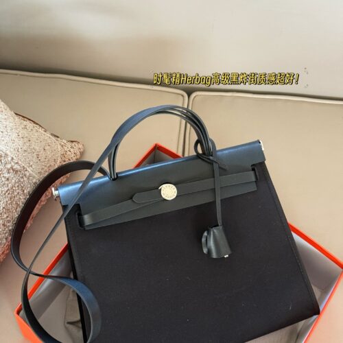 255 boxes
size：31*26cm
Hermes handbag
Canvas shopping bag ?
A bag that is easy to pack in physical form
Recently, I have been carrying my back while traveling
There is texture! Super advanced!
Its capacity is very friendly