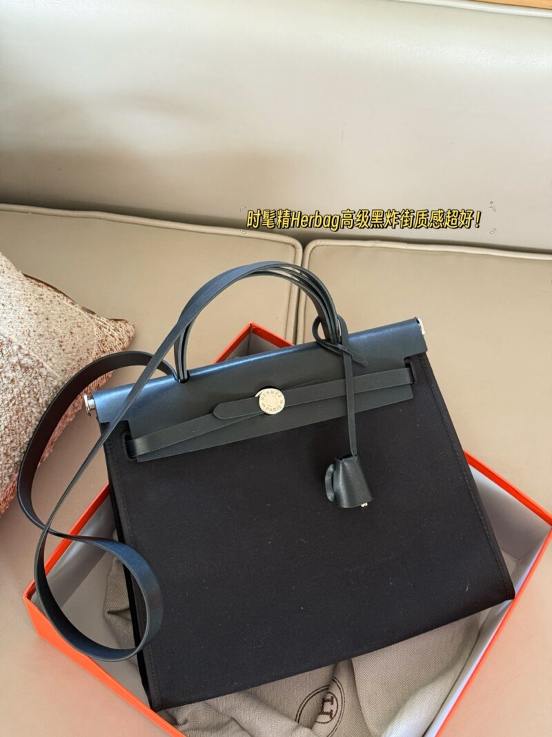 14c5fbbedc.jpg 255 boxes
size:31*26cm
Hermes handbag
Canvas shopping bag ?
A bag that is easy to pack in physical form
Recently, I have been carrying my back while traveling
There is texture! Super advanced!
Its capacity is very friendly