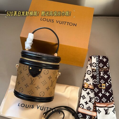 265 box (520 plus free silk scarf!)
size：17cm
L family cans bucket bag
Money Bucket! Money Bucket!
It's really special!
The more you use it, the more fragrant it becomes!!!
Versatile and practical black genuine leather
Original canvas coating with ...