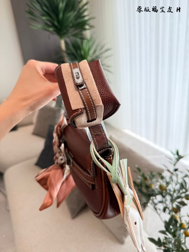 First layer cowhide p350 Fubao leather
Hermes' new Kelly Moove
Big bag size: 17 * 10 * 5cm
Small bag size: 7.5 * 6 * 3.5cm
Hands on bag, grab bag, waist bag, shoulder bag, crossbody bag capacity: coin/Airpods3 Yin line card air cushion lipstick tissu...