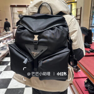 Burberry lunch box bags are really popular. The designer is a genius who never expected the clothesline to match the bag Designers are really imaginative. Burberry's latest lunch box bag is really popular, with a retro feel added to the dark green color!