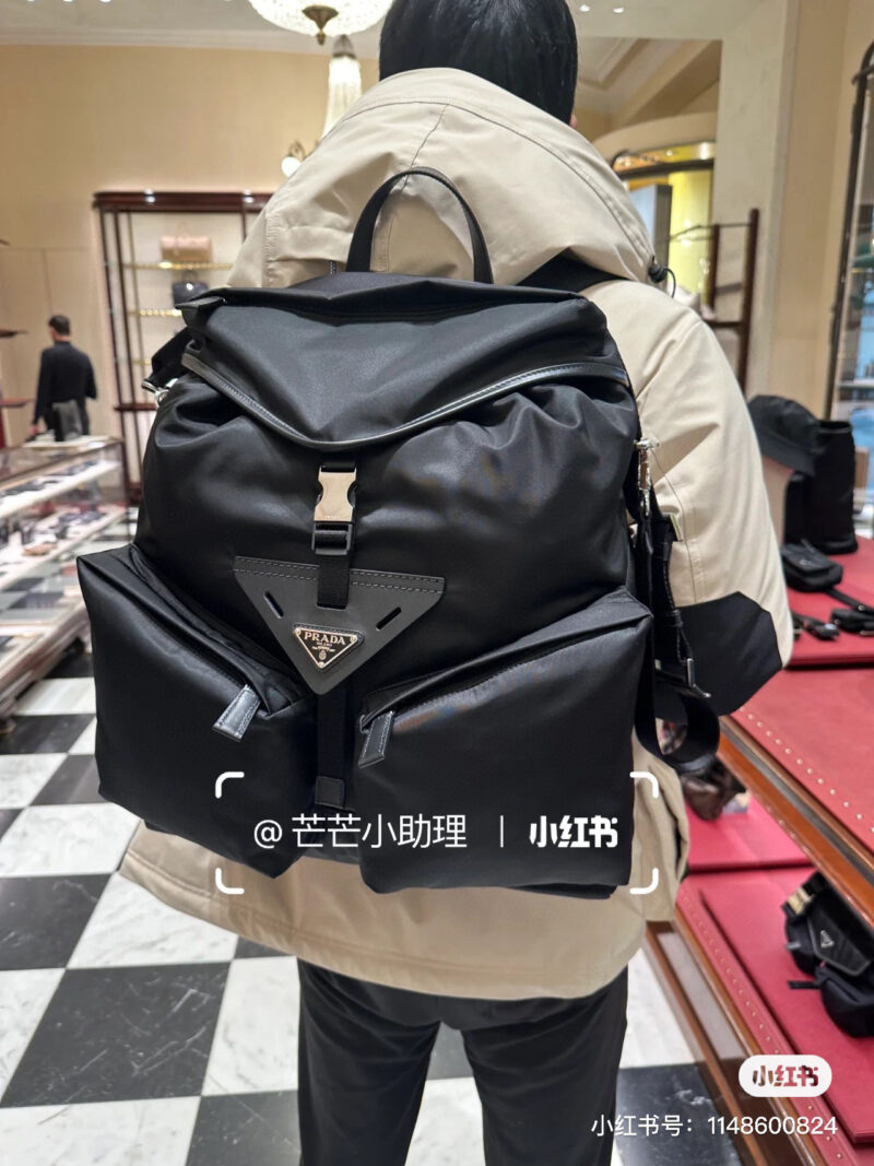 Can be carried on both shoulders or on one shoulder!