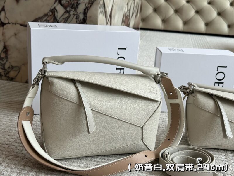 285 310 box
Size: 18 * 11cm (small size)
24 * 15cm (large size)
Loewe Geometry Package Puzzle
A very textured color,
Grey blue Puzzle Edge is very advanced!
?? Cowhide quality!
Completely hold on!