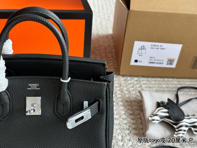 320 original togo leather
Size: 20cm box
Original quality ?
Original TC leather side panel steel seal code ??
The lock is made of copper, with a scarf and a flying horse pendant ??
The season for carrying platinum bags has arrived
The first...