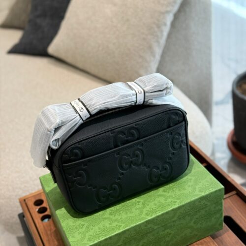 Gucci Leather Embossed Camera Bag P255
JUMBO GG Medium Postman Bag AABY7 1000, Gucci's enduring design incorporates a series of natural colors, presenting new iterations season after season. For Cruise 2024, black enriches the latest leather product ...