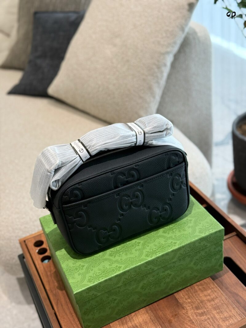 Gucci Leather Embossed Camera Bag P255
JUMBO GG Medium Postman Bag AABY7 1000, Gucci's enduring design incorporates a series of natural colors, presenting new iterations season after season. For Cruise 2024, black enriches the latest leather product ...