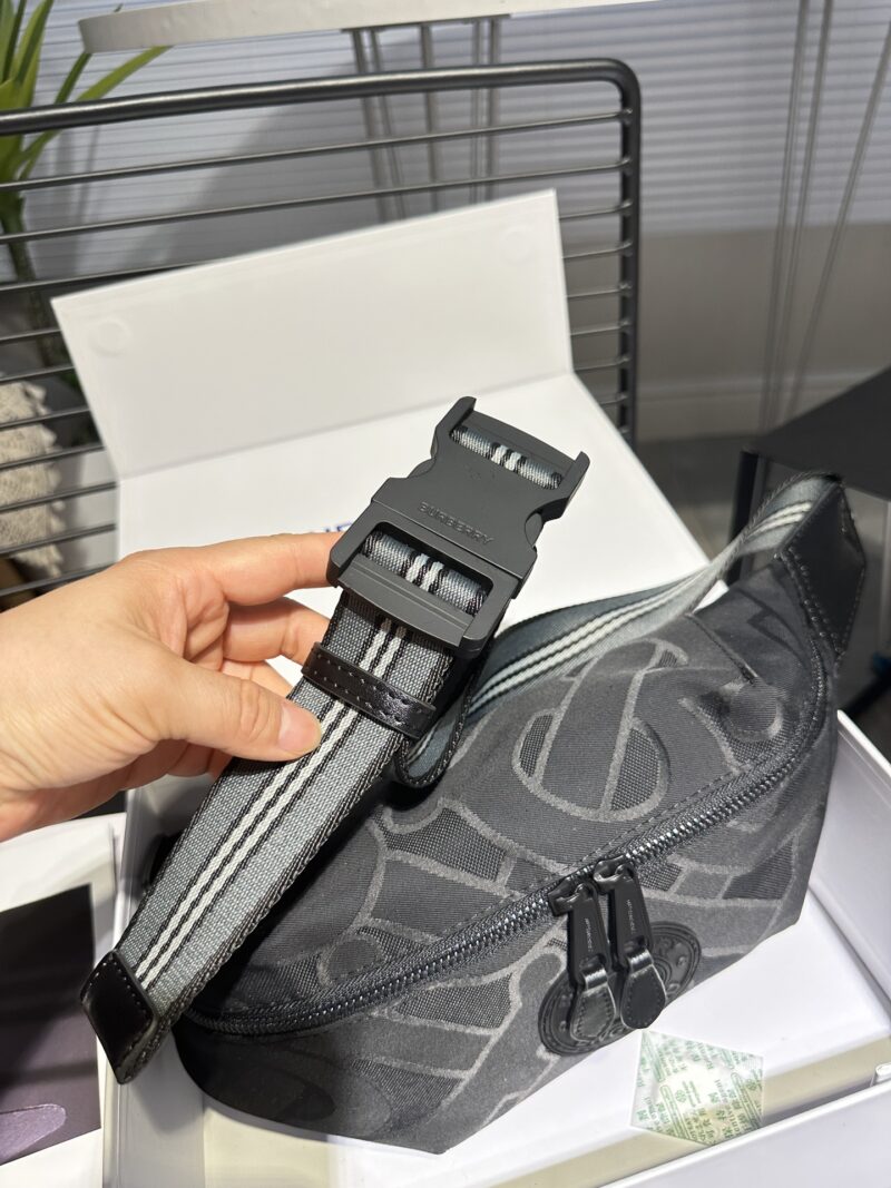 1508a0e192.jpg Black BURBERRY New Year NY ? Mlb Co branded Super Western Chest Bag/Waist Bag Premium Version Fabric is custom-made and is N levels higher than the black ones on the market, with perfect embroidery inside and a complete set of hardware logos. Size ...