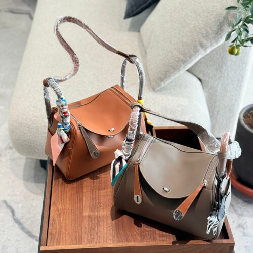 Hermes Lindy26 has many colors in stock! Since its launch, Lindy has established itself as a classic of modern H! It was once hailed as the most elegant bag of the H family, almost owned by celebrity fashionistas, and is also a bag that easily appear...