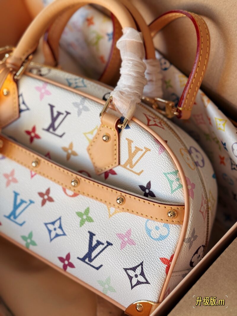 151934f4d7.jpg 330 box upgrade version m
size:27*19cm
L's Takashi Murakami bowling
My favorite bag with white tri color this time!
The physical object is very beautiful#
A whole retro millennium feeling,
The capacity inside is also very large,
Holding it in hand ...
