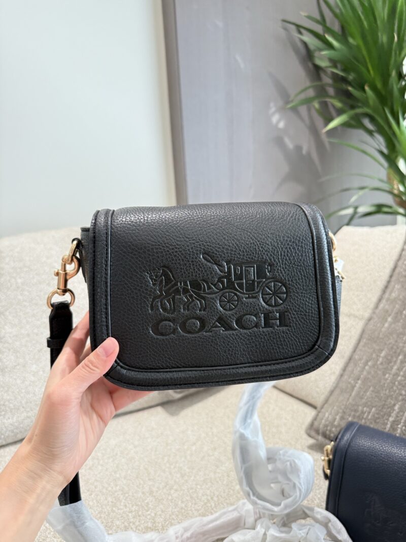 Coach carriage saddle bag p240
New Carriage Series
Coach Coach women's full carriage style saddle bag crossbody bag Saddle [Grin] is a very practical and beautiful model, with a retro saddle bag shape and full leather edging that is not easily deform...