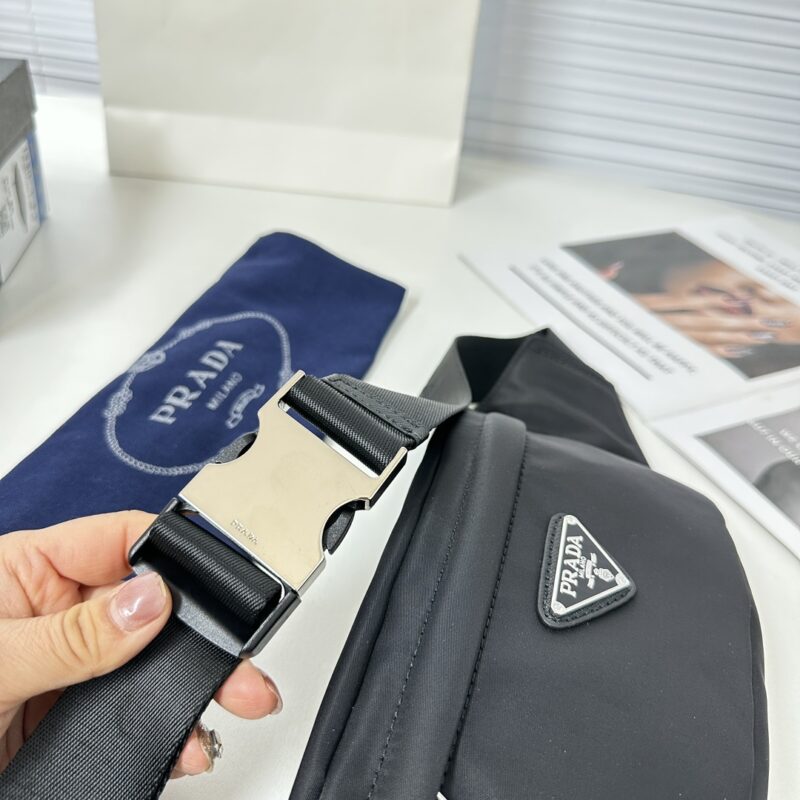 Comes with a gift box size of 2 5x 11 x 5 PRADA waist bag/chest bag model 2VL034. This waist bag design is not only practical but also enhances the overall design sense, making it easy to raise the body proportion. The bag can be worn as a chest bag ...