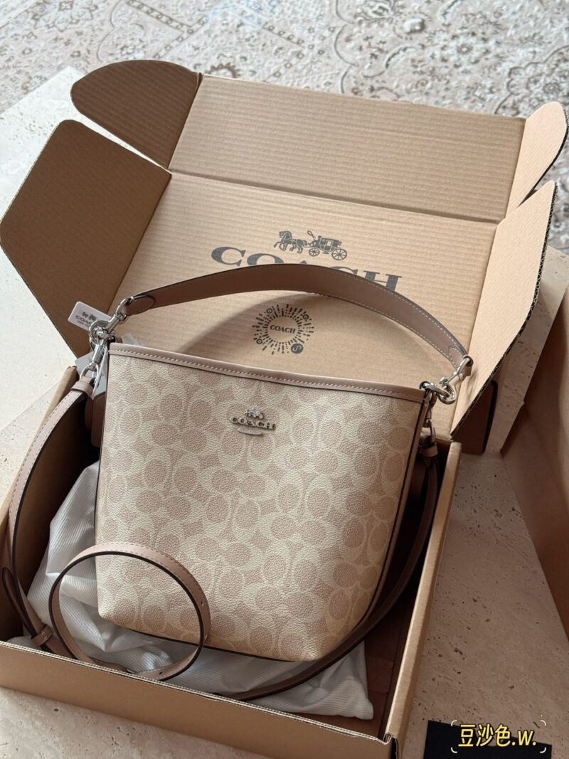 1526f45a46.jpg 220 boxes
size:16.5*21cm
Who knows who is carrying City17 in C house!
Multiple memorization techniques, each one looks great!
And it's lightweight and has a large capacity!
This color is really gentle
The new water bucket looks great in every color...