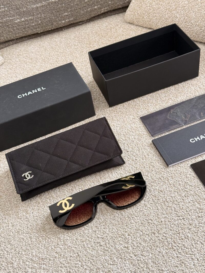 Chanel Sunglasses ? p220
A must-have treasure sunglasses for taking photos this summer! Every casual snap is of great quality
Why do women, being the same, appear to be full of nobility and extraordinary temperament? It turns out that Chanel 24's n...