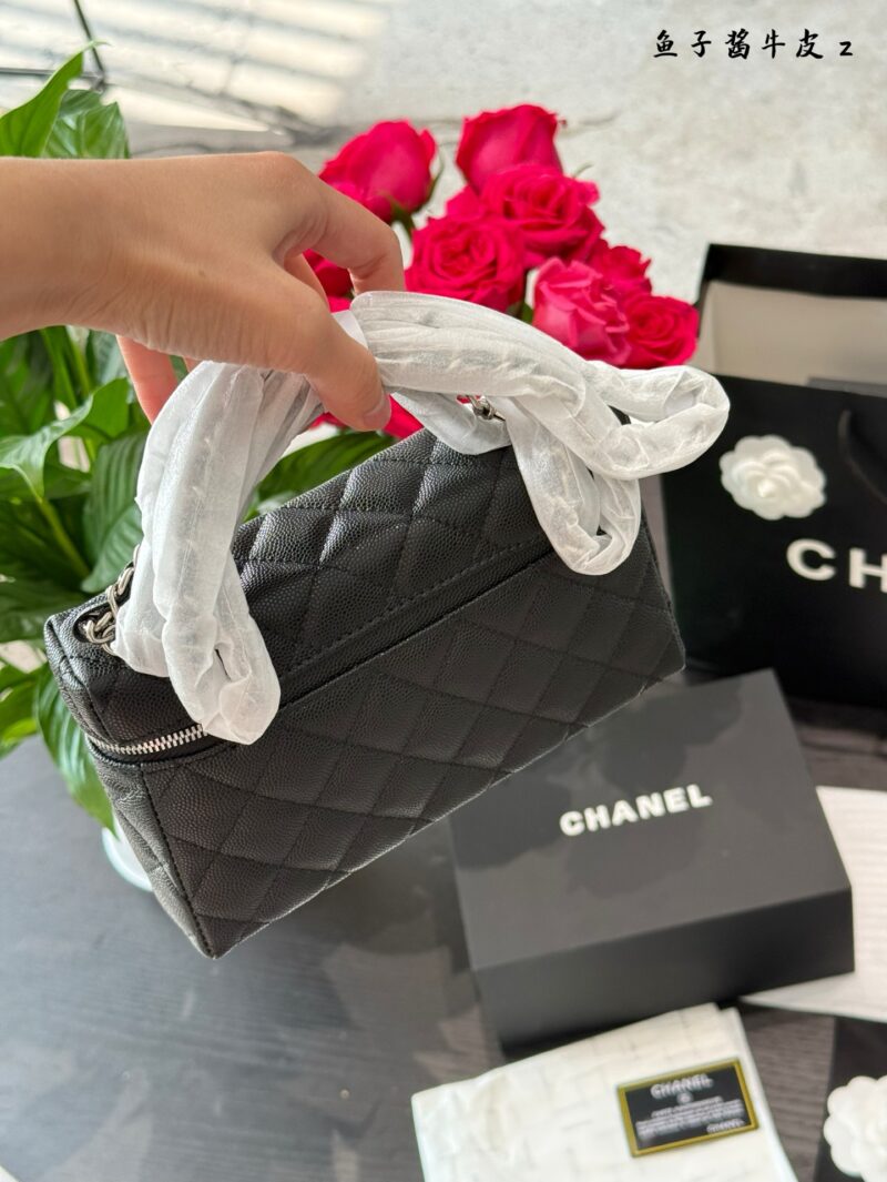 A Chanel 25c box p249
Chanel 25CLP black gold chain bag is coming!
The classic black and silver color scheme exudes a sense of luxury. Litchi cowhide, with excellent texture.
The design of the Cocoon Island chain is both retro and fashionable, making...