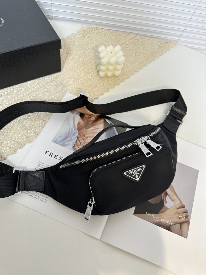 Comes with PRADA gift box, size 30x15 waist bag/chest bag model 2VH 165. This waist bag design is not only practical but also enhances the overall design sense, making it easy to raise the body proportion. The bag can be worn as a chest bag or crossb...