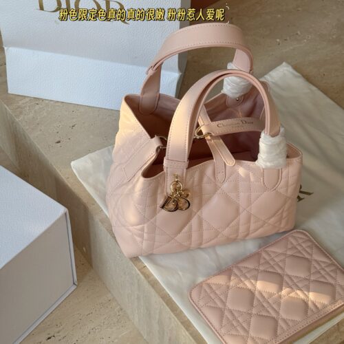 300 310 box upgraded version again
Size: 23x15cm (small size)
28 * 21cm (large size)
D's super popular Toujours shopping bag
I personally think the bag design is really durable!
New Pink~
Cool and cute~pink powder is tender and tastes foreign!