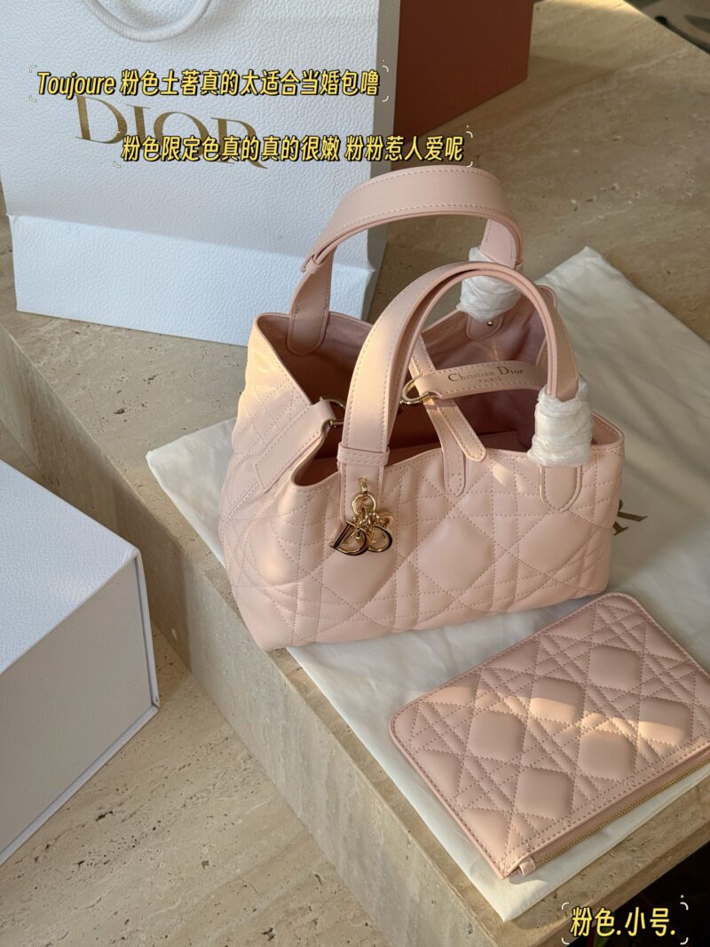 157eb54c84.jpg 300 310 box upgraded version again
Size: 23x15cm (small size)
28 * 21cm (large size)
D's super popular Toujours shopping bag
I personally think the bag design is really durable!
New Pink~
Cool and cute~pink powder is tender and tastes foreign!