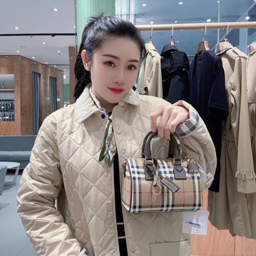 Burberry's cute and lovely pillow bag is here~