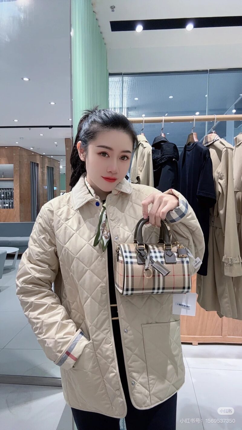 158328a630.jpg Burberry's cute and lovely pillow bag is here~