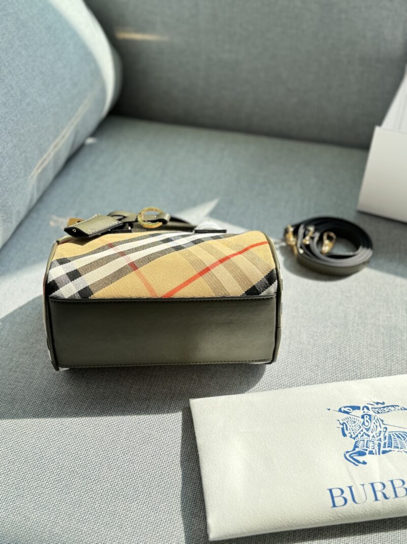 1593fa5d4b.jpg 200 fold box
size:18.5×12.5
Burberry plaid pillow bag, bowling bag, one shoulder crossbody handbag
BURBERRY, a bunch of cocoa and love pillow bags are here
It can be carried by hand and slung diagonally without violating the rules. That's it
This ...