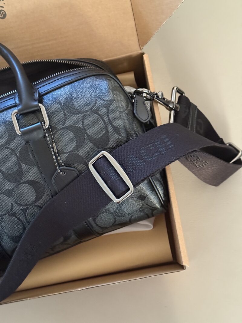 159675200e.jpg 265 box
size:28*17cm
COACH | Falling in Love with a Male Boston | Venture Premium Grey
What are you still worried about getting for 520?
Advanced graphite gray exudes a sense of sophistication
C's classic, fashionable and atmospheric pillow bag
A v...