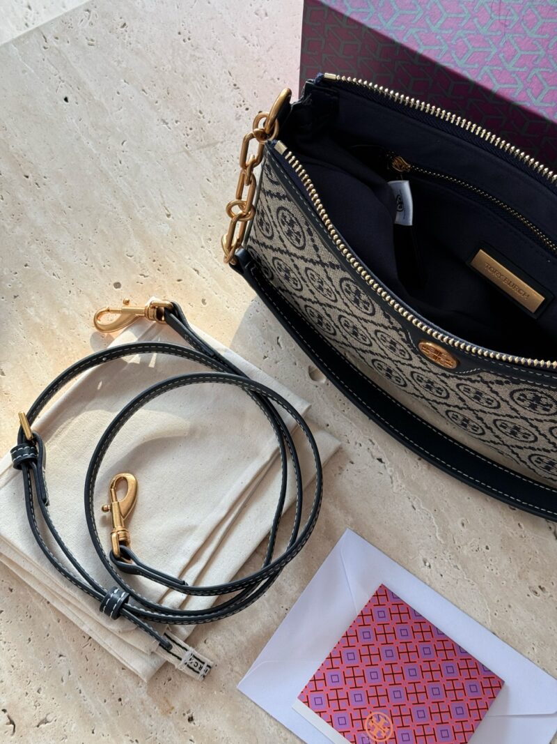 15ace9d413.jpg 225 boxes
size:27*15cm
TB Monogram Underarm Bag
Laohua full printed armpit bag
Handheld single shoulder crossbody bag with elegant temperament
Underarm bag is very lightweight, woven with jacquard fabric, blue is very lively