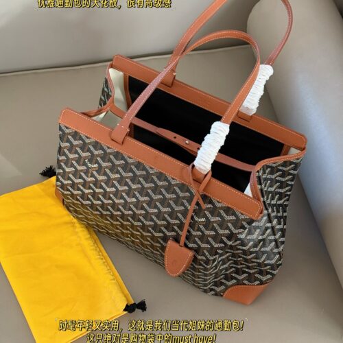 240 without box
Size: Bottom width 34 * 25cm
Goyard shopping bag/briefcase
Commuting/traveling together!
I recommend this bag type to everyone!
Configure waterproof partitions, deformed bag buttons, and bag support plates!