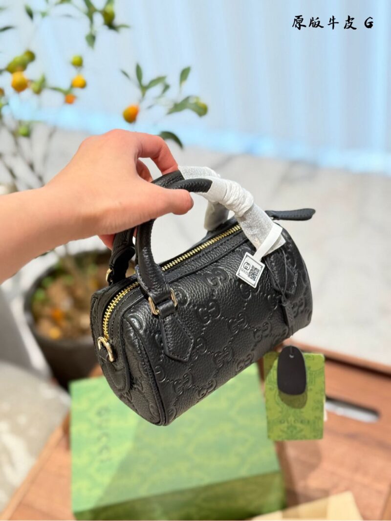 Gucci Boston Nano mini shines in the new series. The series reinterprets classic patterns with creative design and innovative features, injecting a touch of timeless fashion into daily styling. The super double G pattern is presented with eye-catchin...