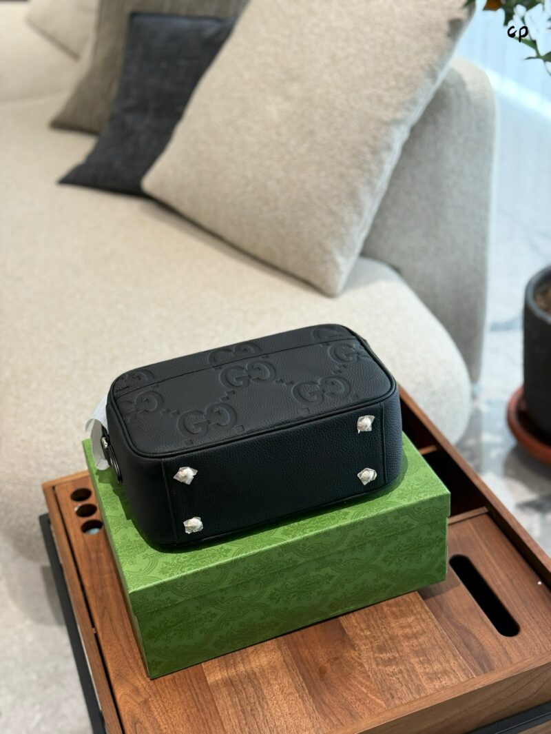 Gucci Leather Embossed Camera Bag P255
JUMBO GG Medium Postman Bag AABY7 1000, Gucci's enduring design incorporates a series of natural colors, presenting new iterations season after season. For Cruise 2024, black enriches the latest leather product ...