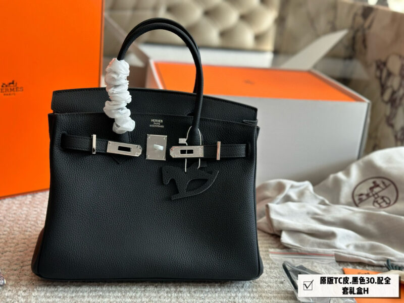 15be26f8b9.jpg 345 with folding box+airplane box
Size: 30cm upgraded version
Original quality ?
Original TC leather side panel steel seal code ??
The lock is made of copper, with a scarf and a flying horse pendant ??
The season for carrying platinum bags ...