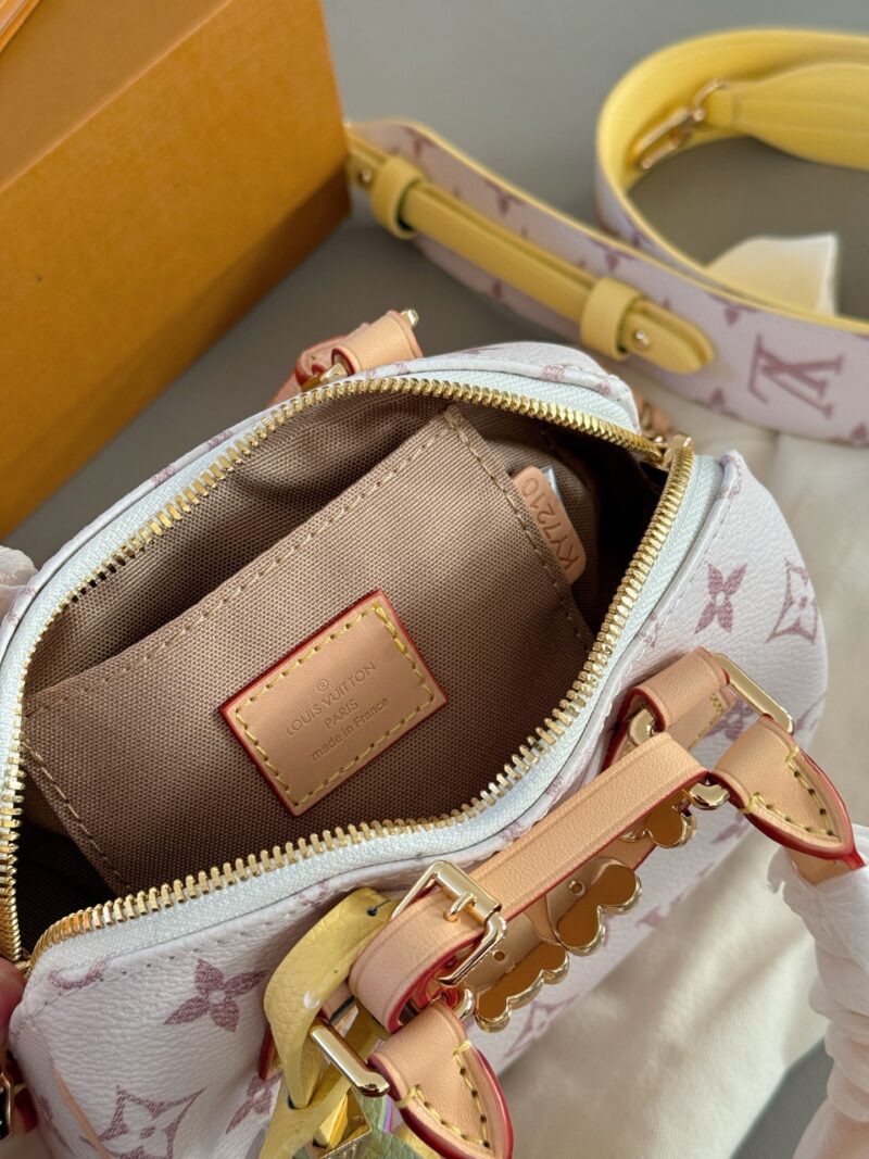 15c784da2e.jpg 275 boxes
size:18*12cm
L's speed 18 Qixi New Style
A cute little one, suitable for wearing a dress in summer
Match various small accessories into your favorite bag,
Plus the pink and tender sand dune color scheme, who doesn't love it!