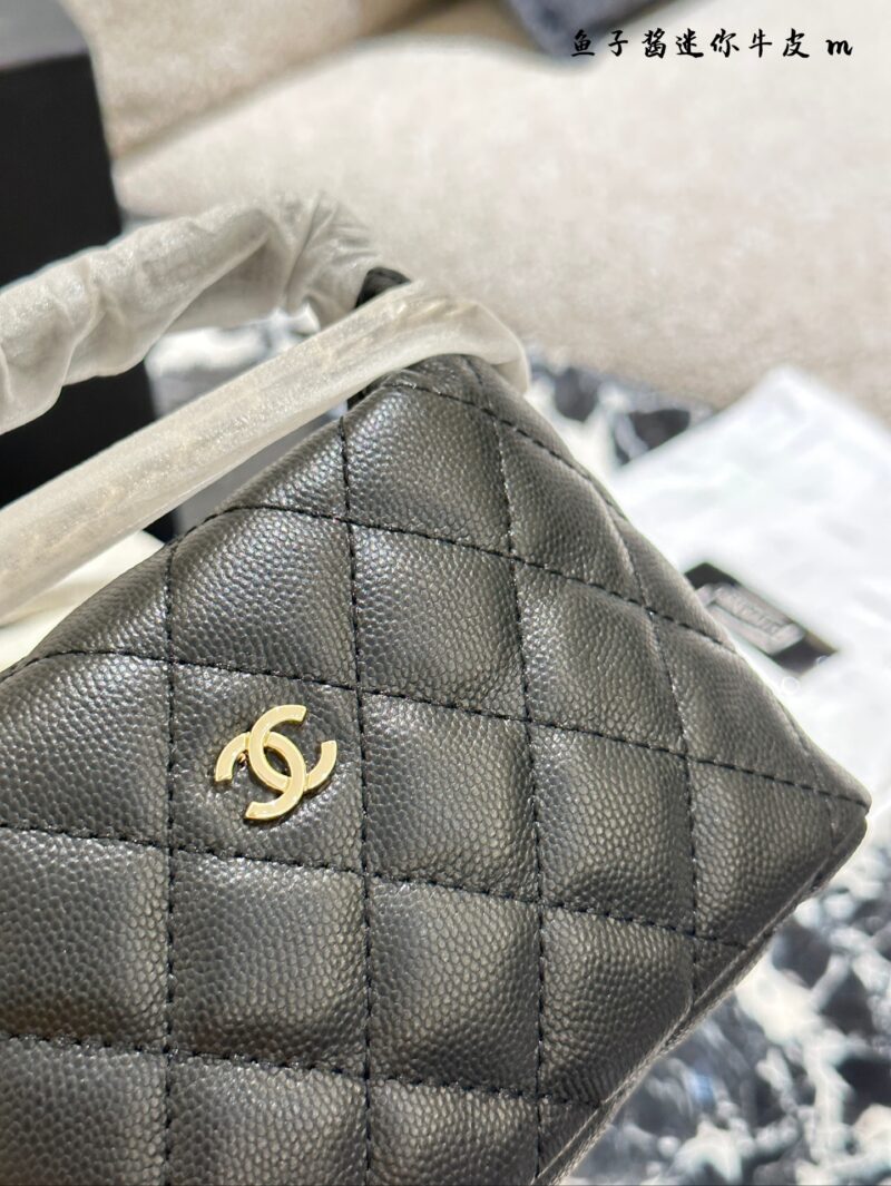 15dc49bfba.jpg Bento bag p235
Chanel Chanel 25C Carefully Selected
The whole internet knows that the price of 24C has been indirectly adjusted. Although this cute lunch box bag belongs to small leather goods, the price allows me to climb Chanel again. It is also a ...