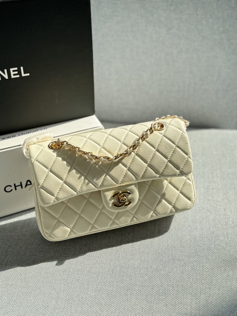 220 folding box
size：23.5×14
CHANEL Classic Flap CF Series Caviar Chain Bag with Lid Cover, Single Shoulder Crossbody Bag
The soft and sticky texture of the leather is very good and elegant, but it still needs to be vintage~
Exquisite and compact,...