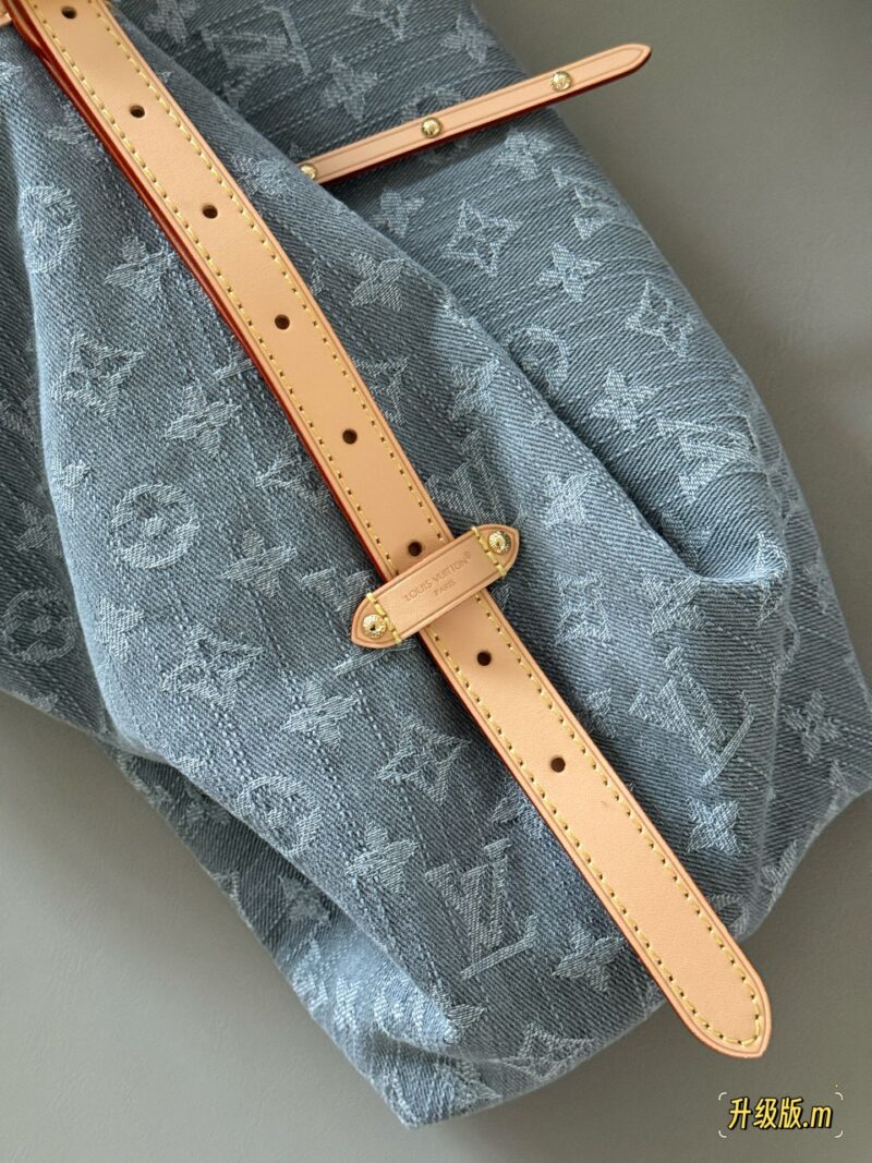 15eca7eaa1.jpg 360 box upgrade version
size:41*29cm
L's old flower, Carryall, is everywhere on the road,
Let's have a different one
This denim bag exudes a vintage atmosphere and is packed with UP!
The pattern, fabric, and hardware taste are all okay!
Carryall de...