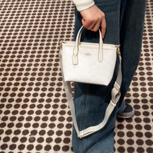 Coach | New Mini Tote Glacier White is too beautiful~
Gentle girl should have a girl's heart bag
Paired with long and wide shoulder straps, providing ample comfort
Retro and versatile~