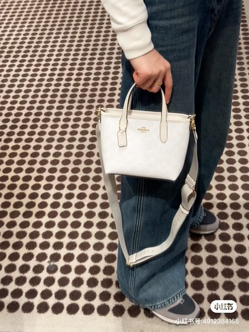 15f81b7b11.jpg Coach | New Mini Tote Glacier White is too beautiful~
Gentle girl should have a girl's heart bag
Paired with long and wide shoulder straps, providing ample comfort
Retro and versatile~
