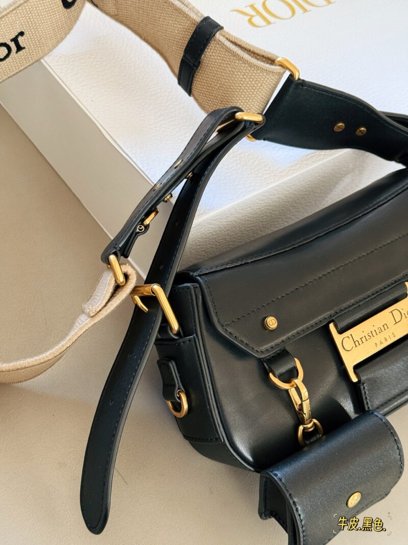 160de228f2.jpg 360 box cowhide
size:24*14cm
Top up super cool DIOR Streetchic handbag
The large metal plaque design has a cool punk vibe from ancient times!
The wide shoulder straps are adjustable on both sides, allowing it to achieve multiple back styles