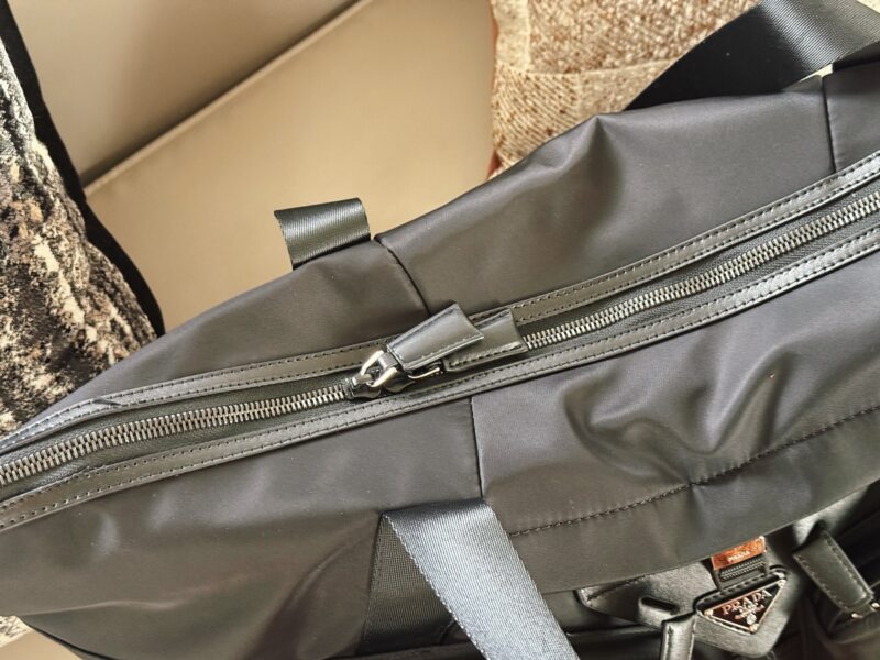 161333a567.jpg 270 without box
Size: Bottom width 45, top width 65, height 40
Prad tote (shopping bag)
The leather material is thick and textured
A great combination of travel and fitness!
Really practical!!