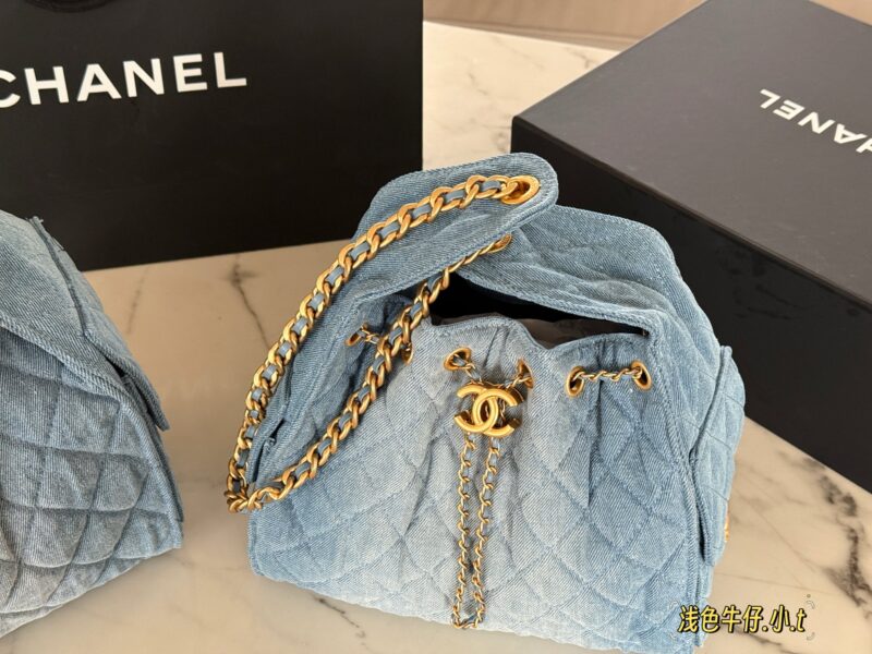 161d0a1861.jpg 315 335 cowhide box
Size: 26 * 21cm (small)
31 * 26cm (large)
Xiaoxiang Home 25C Hobo Hippie Underarm Bag
Cool and stylish bucket design, very retro
The adjustable drawstring design of the bag is very practical, with two small pockets on the side tha...