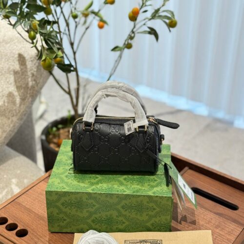 Gucci Boston Nano mini shines in the new series. The series reinterprets classic patterns with creative design and innovative features, injecting a touch of timeless fashion into daily styling. The super double G pattern is presented with eye-catchin...