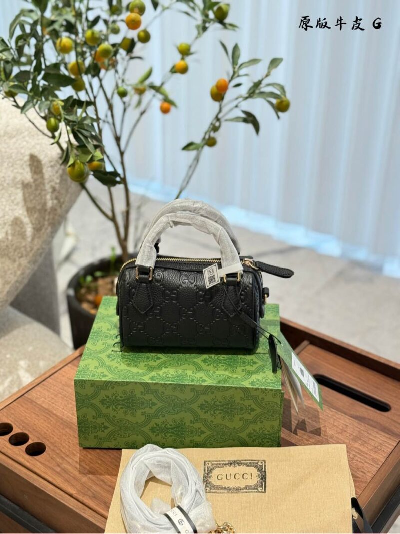 Gucci Boston Nano mini shines in the new series. The series reinterprets classic patterns with creative design and innovative features, injecting a touch of timeless fashion into daily styling. The super double G pattern is presented with eye-catchin...