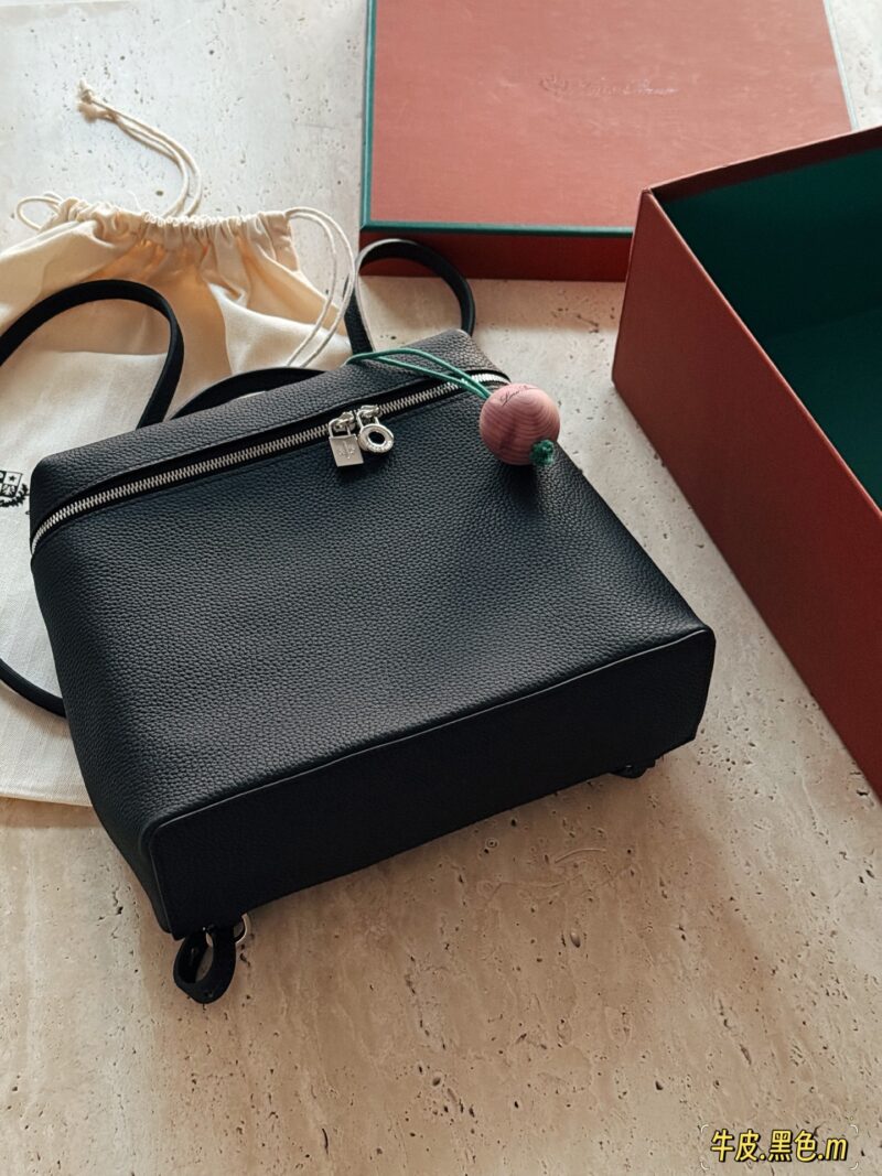 164a953f01.jpg 320 cowhide/matching box
size:23*32cm
Loro Piana backpack goes viral/
Loro Piana's backpack is finally waiting for you!
New favorite backpack
Great! It's low-key and tasteful!
Ultra gentle color wrap
The first layer of cowhide is very durable!