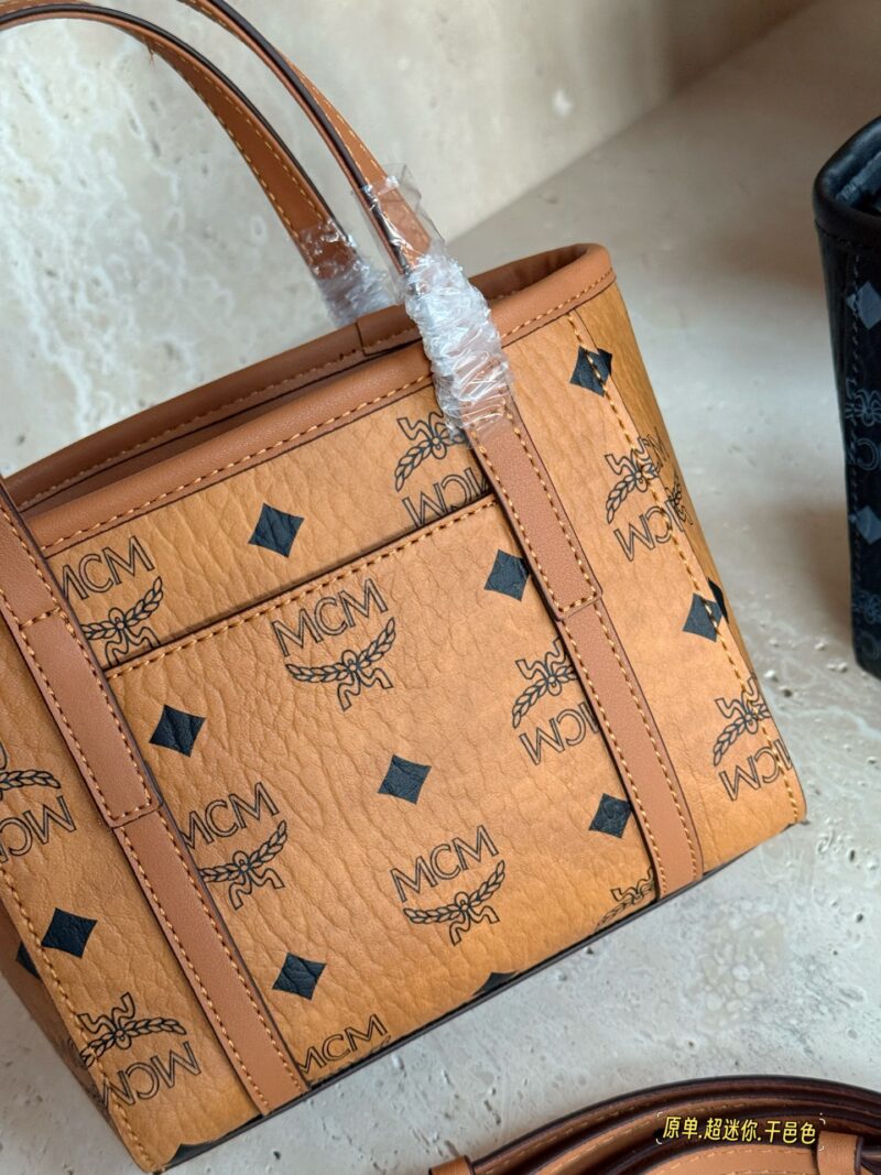1651185bc0.jpg 220 boxes
size:16*14cm
MCM | Vegetable Basket has a new size!!
Very cute and cute, a small one,
Mobile phone, tissue, key, lipstick, powder, etc
You can fit all the necessary items!
Very practical and versatile~