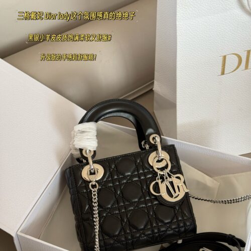 260 box upgrade version
Size: 17 * 15cm (three grids)
Dior handbag by Diana
D Family Princess Silver Button
It's very simple and elegant to hold in your hands and shoulders!
The milky sound makes one feel refreshed and happy
Very tender! It feels lik...