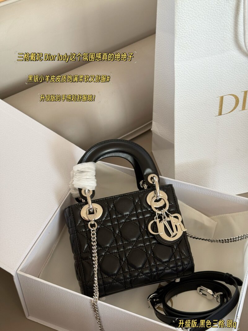 260 box upgrade version
Size: 17 * 15cm (three grids)
Dior handbag by Diana
D Family Princess Silver Button
It's very simple and elegant to hold in your hands and shoulders!
The milky sound makes one feel refreshed and happy
Very tender! It feels lik...