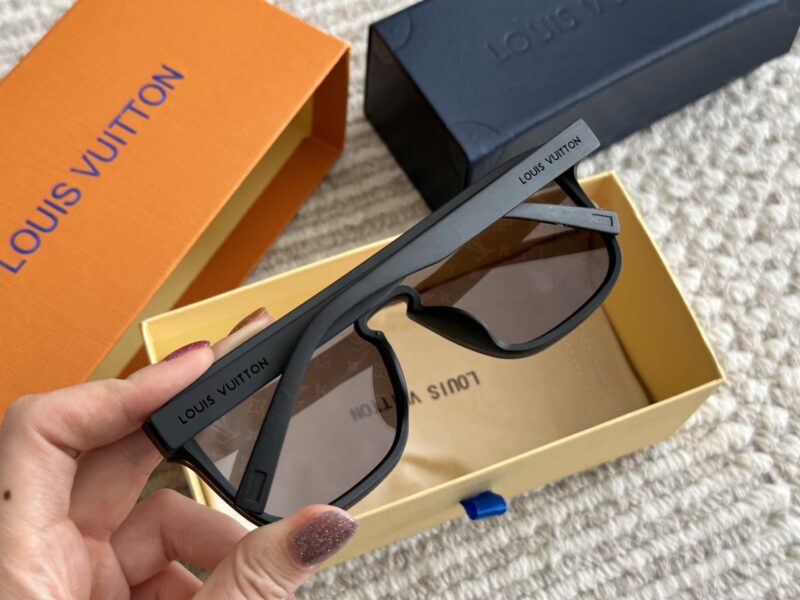 210 sets of complete packaging
Ancestral Master's Same Style L Home Logo Full Print
No one loves sunglasses or sunglasses
Ultra light, ultra light, ultra light
Extremely beautiful, extremely beautiful, extremely beautiful
It's really great to say imp...