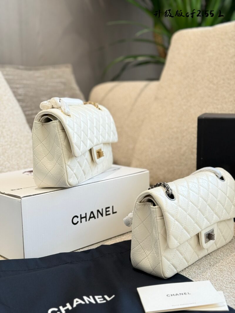 16643afe76.jpg Chanel CF 2.55 Medium P255
No matter what clothes you wear, a Chanel handbag,
They can add a trendy color to your outfit.
Elegant commuting yet gentle, classic retro, the C-seat in the crowd
Easy to match with different occasions~
The shoulder strap ...