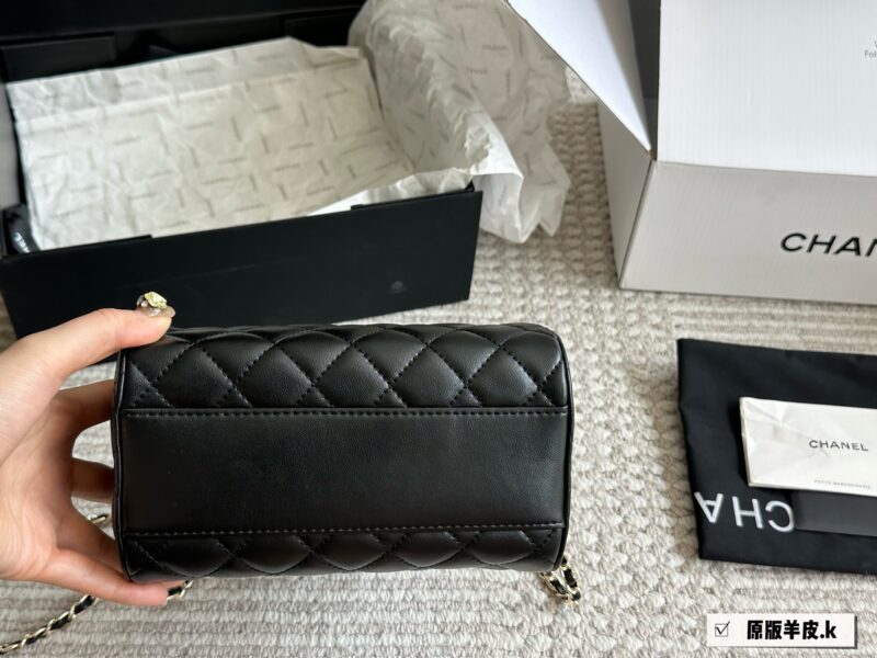Chanel Boston P275
Chanel 25P Bowling Bag Elegant Beauty
#The bag is not duplicated, Chanel black with white border Boston 25P bowling ball 6 Boston! Carrying a crossbody, both phones can fit in! Still comfortable and durable, the market is very obvi...