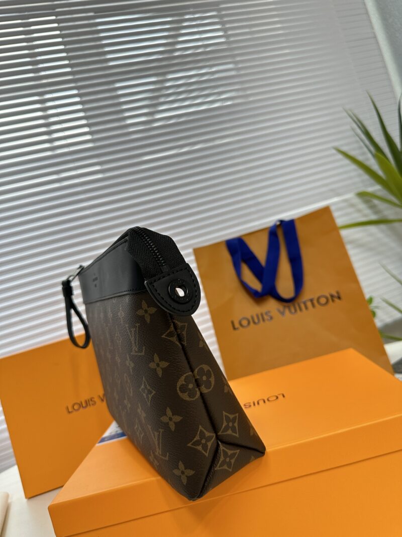 16802569fb.jpg Exclusive real-life shot of M82543 vintage Pochette Voyage Souple handbag with gift box. Made of soft Monogram Eclipse coated canvas, the classic Pochette Voyage handbag lines are outlined with rounded strokes, providing a comfortable and portable ex...